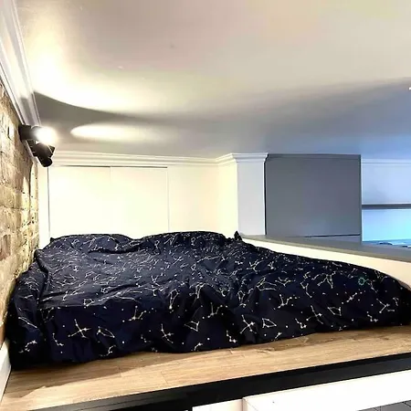 Cozy In The Heart Of דירה
